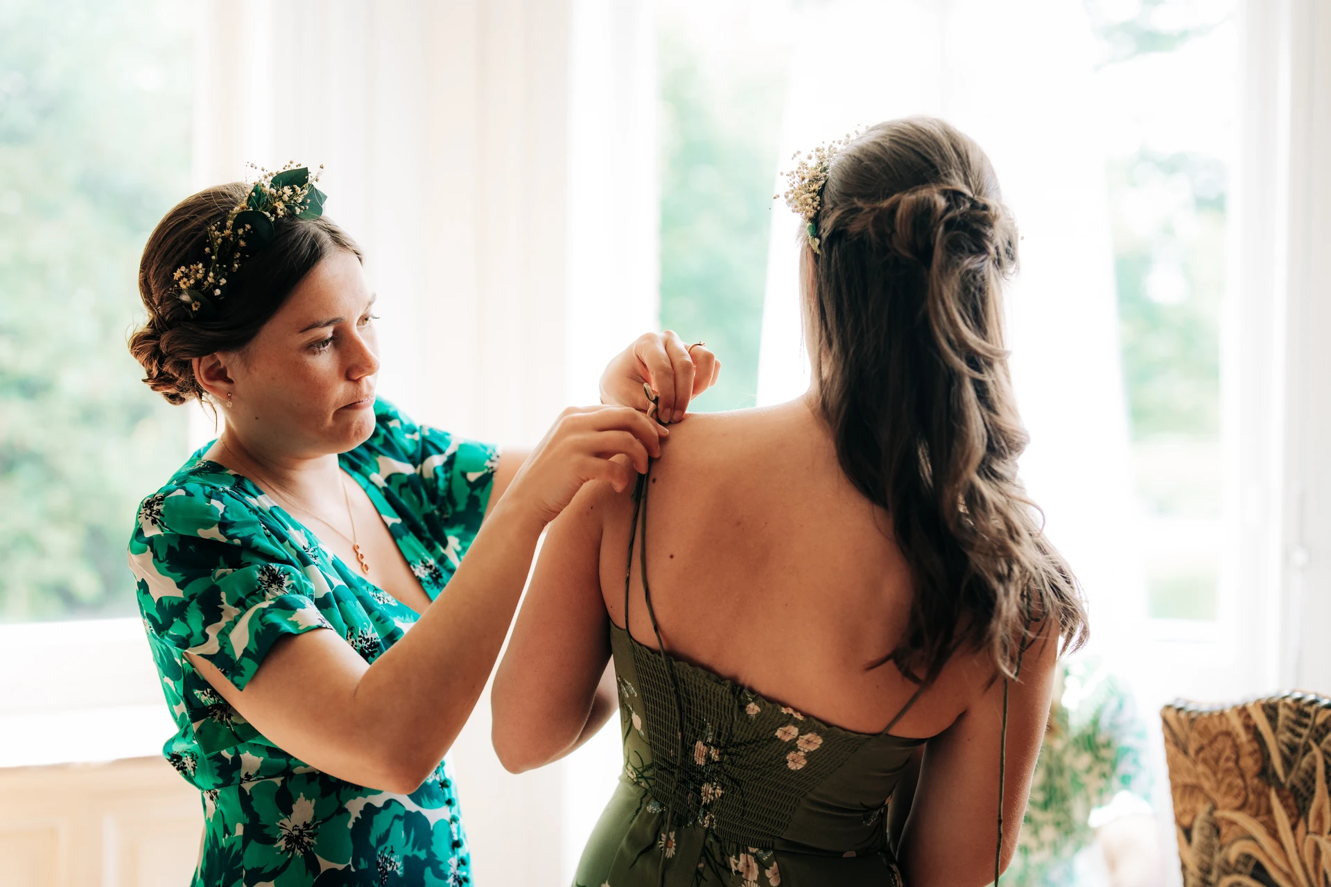 Un geste d’entraide pendant les préparatifs du mariage.