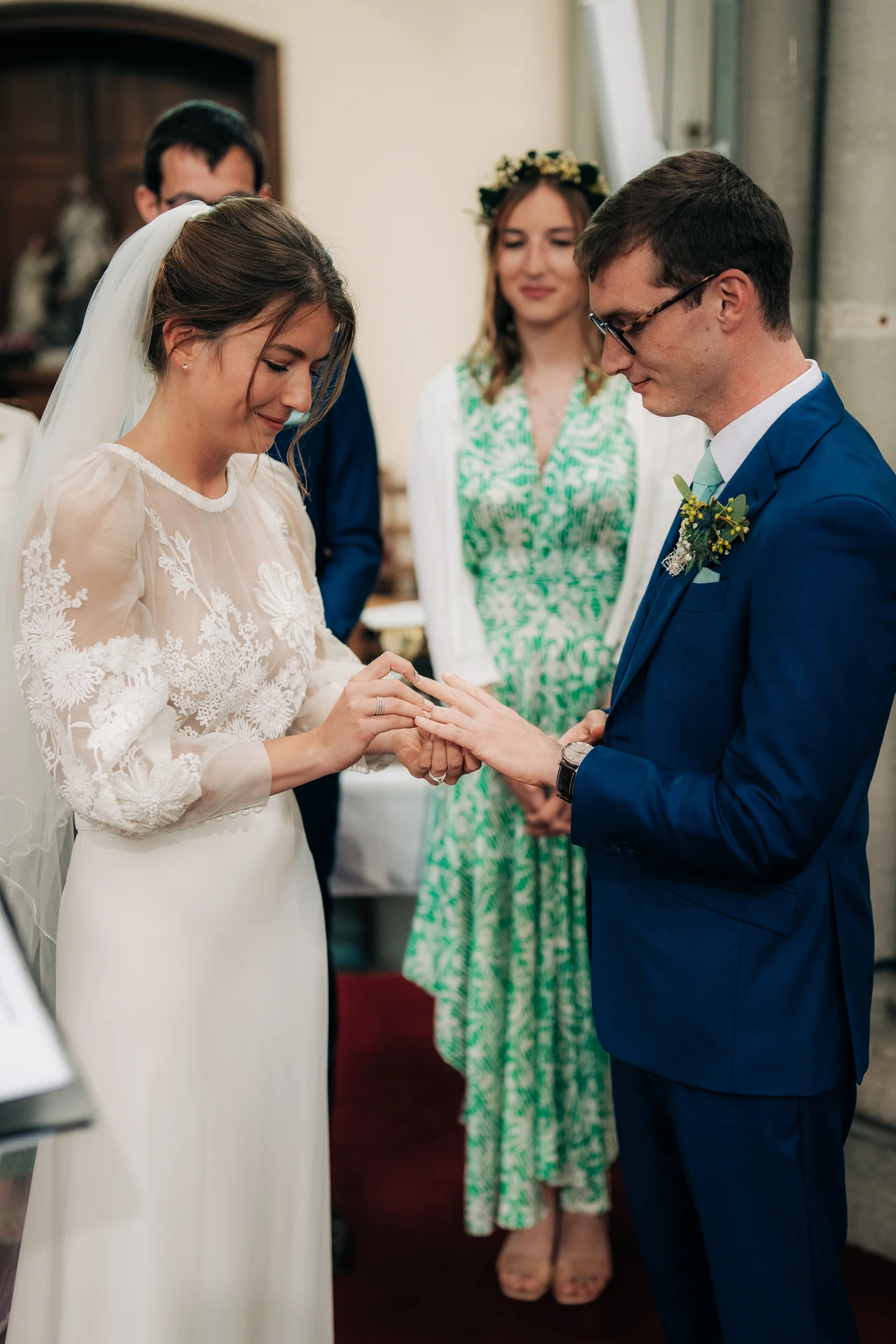 L’échange des alliances pendant la cérémonie de mariage.