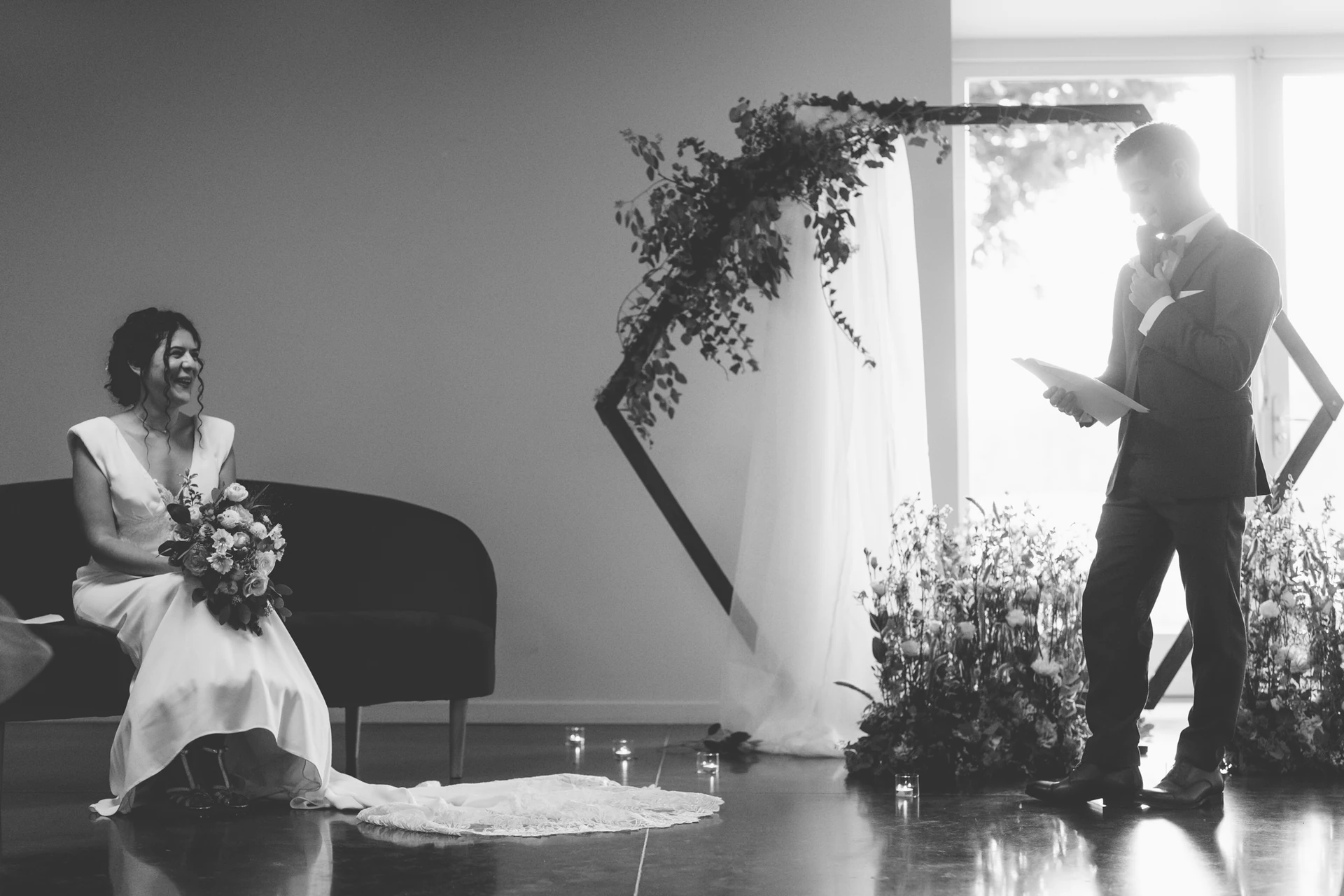 Un échange entre les mariés pendant la cérémonie, en noir et blanc.