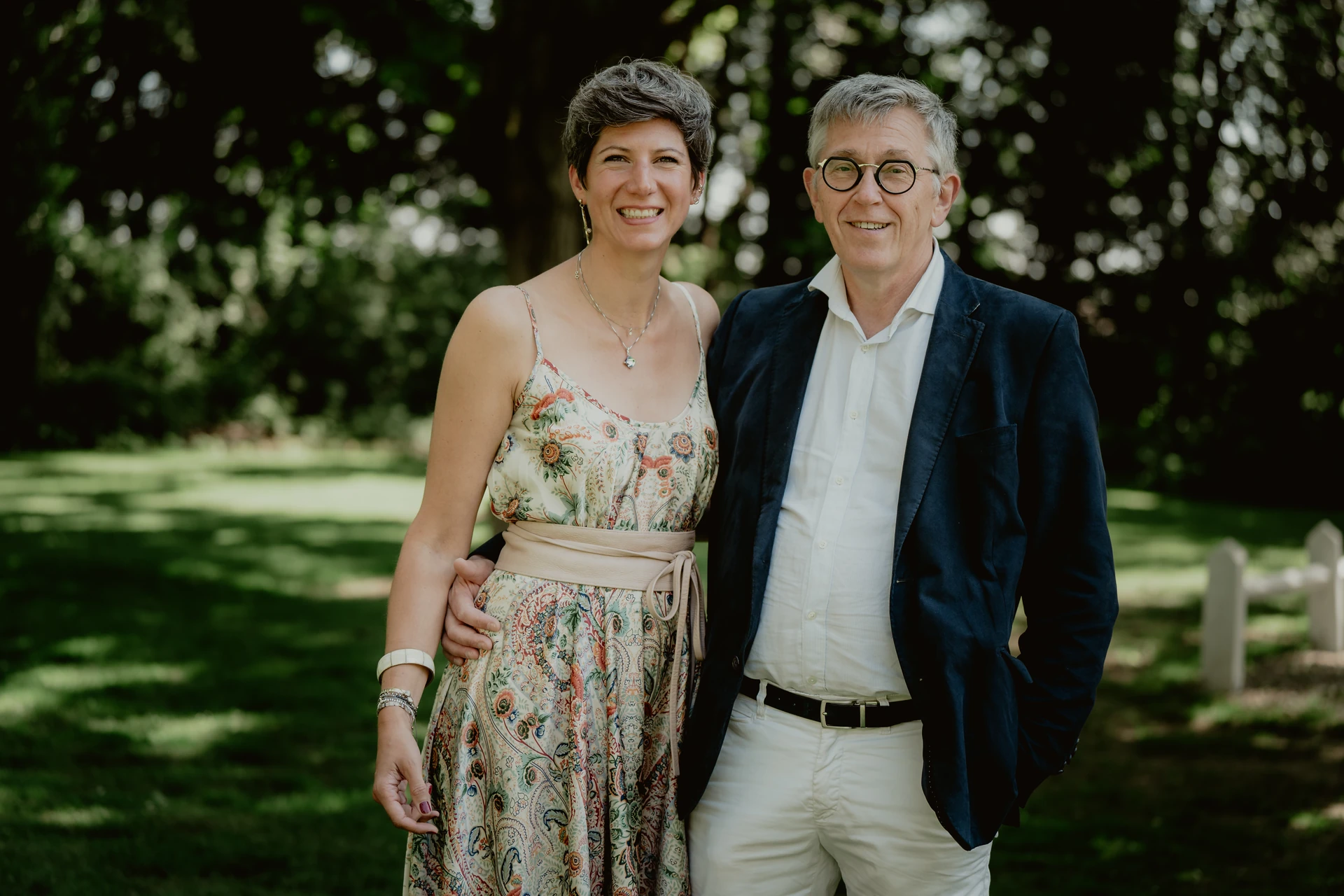 Portrait de deux invités dans le jardin pendant le vin d’honneur.