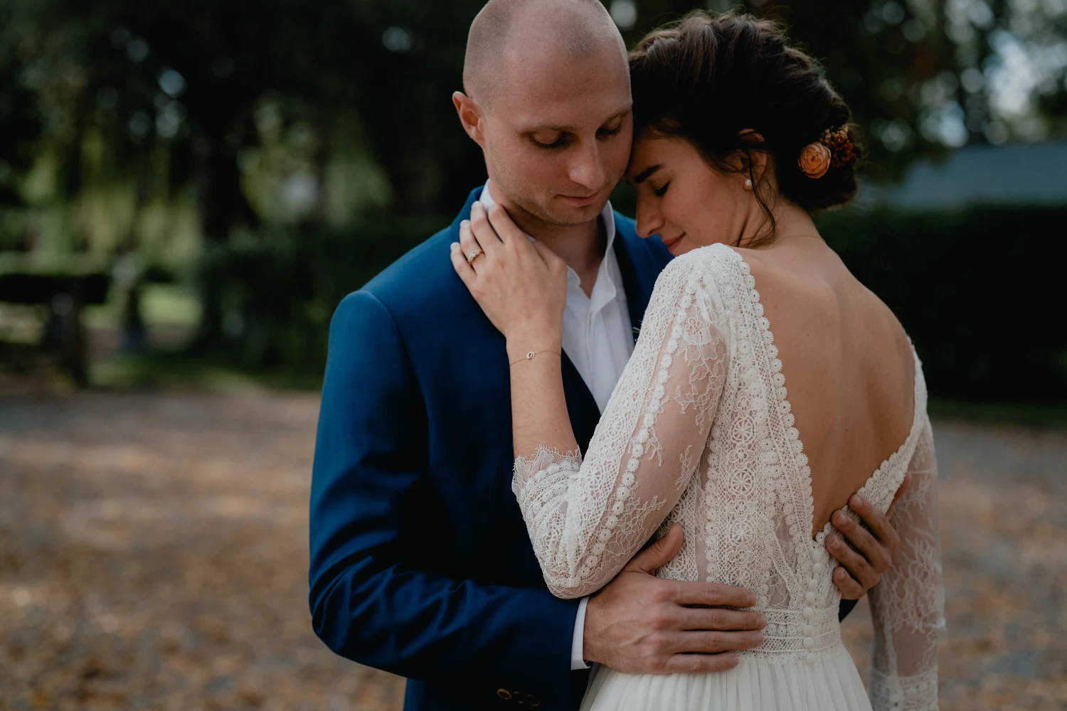 Un moment de tendresse entre les mariés en extérieur.