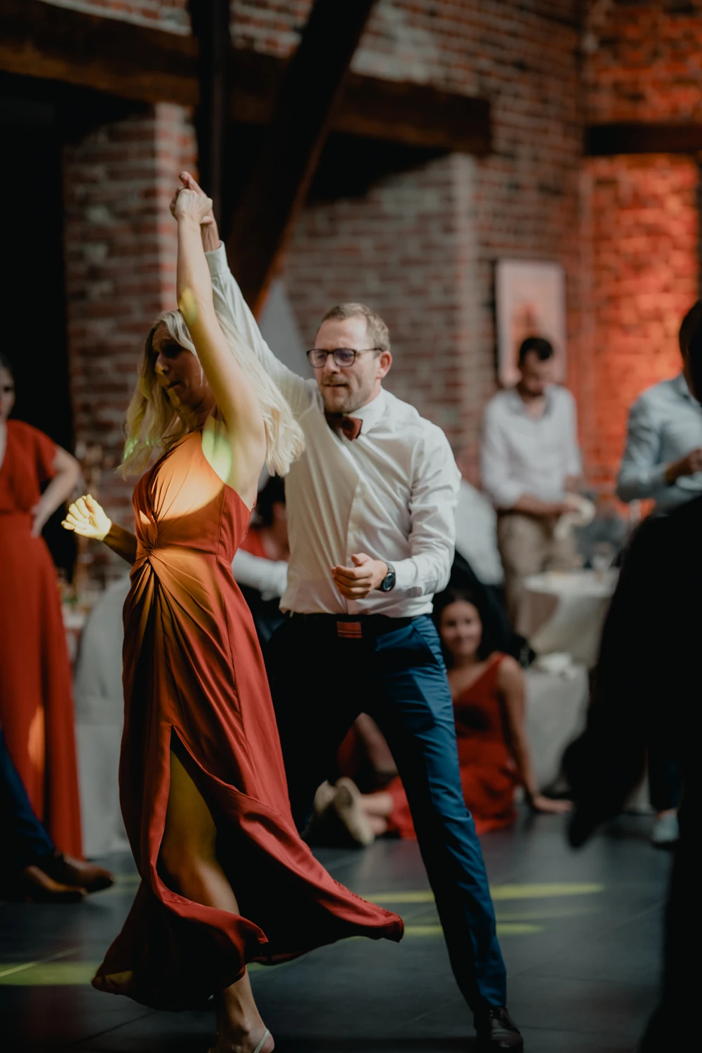 Deux invités dansent pendant la soirée de mariage.