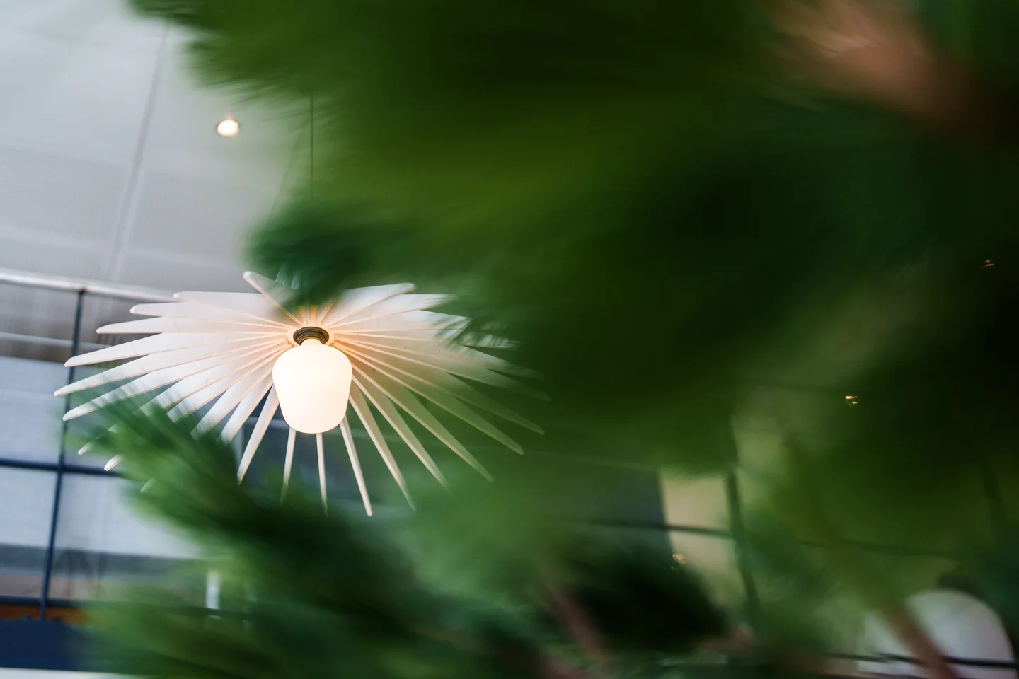 Un luminaire Karduus mis en scène dans un intérieur.