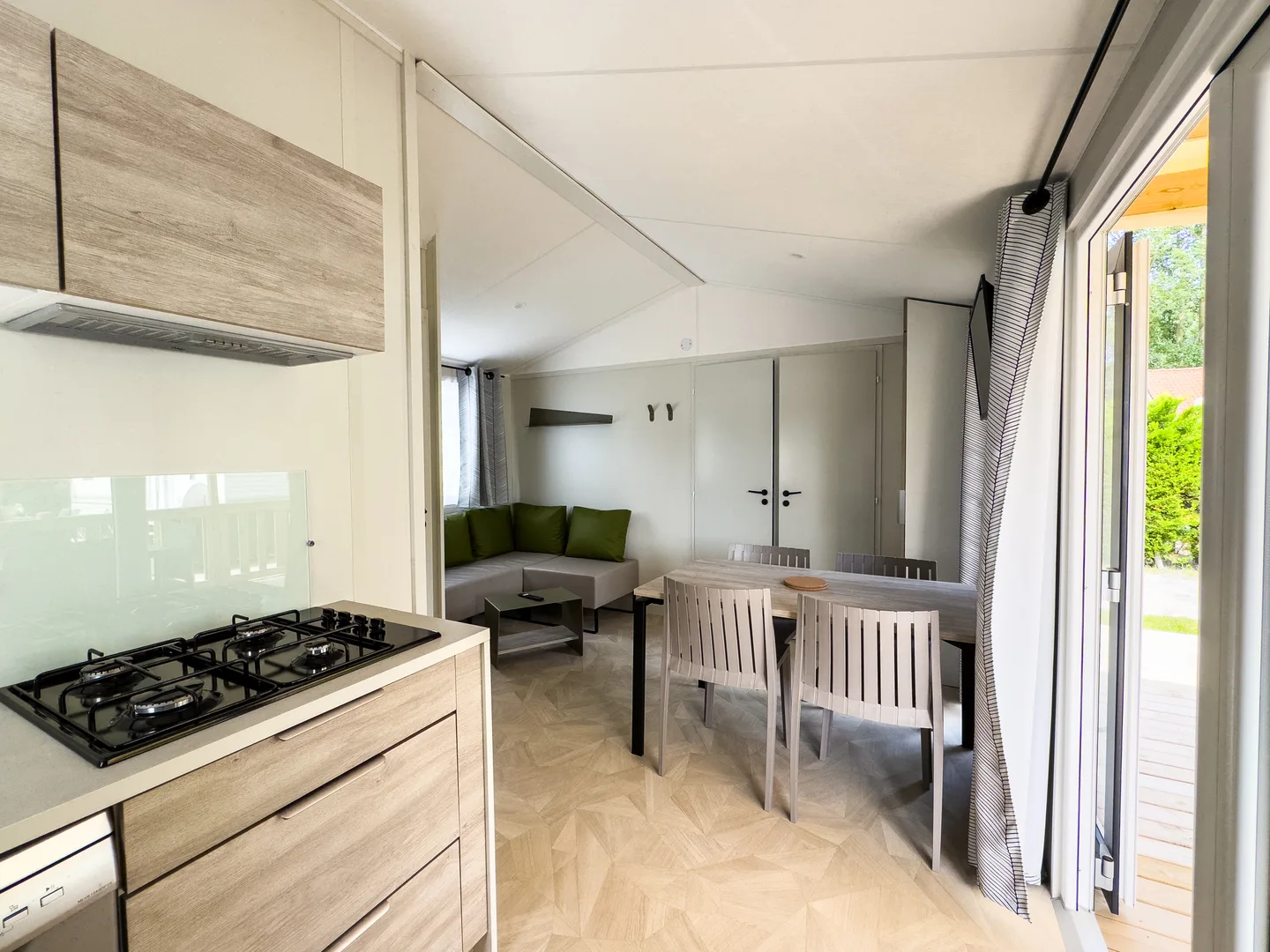 Cuisine et espace repas d’un hébergement de vacances.