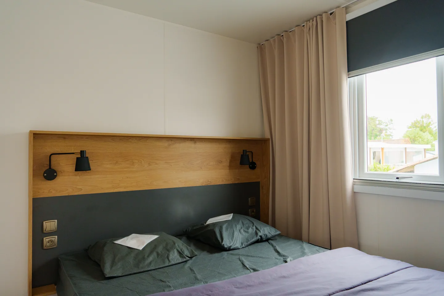 Chambre lumineuse dans un hébergement de vacances.