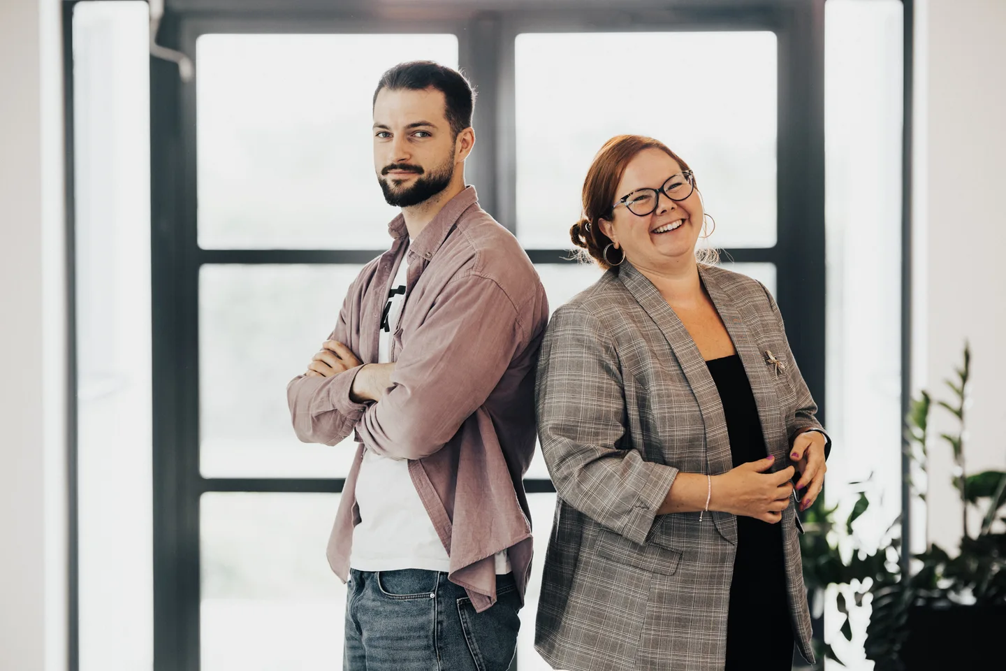 Portrait de deux collaborateurs dans leurs bureaux.