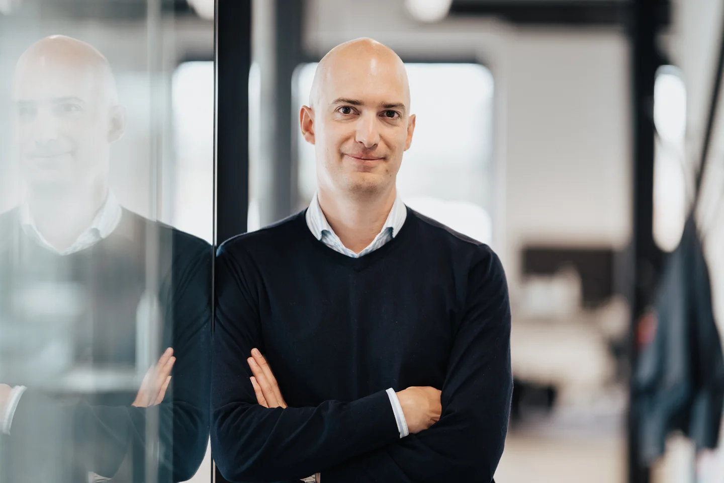 Portrait corporate devant une verrière.