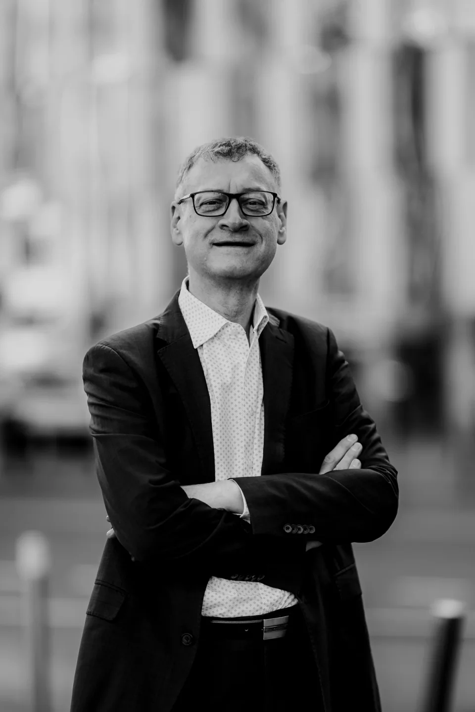 Portrait de dirigeant en noir et blanc.