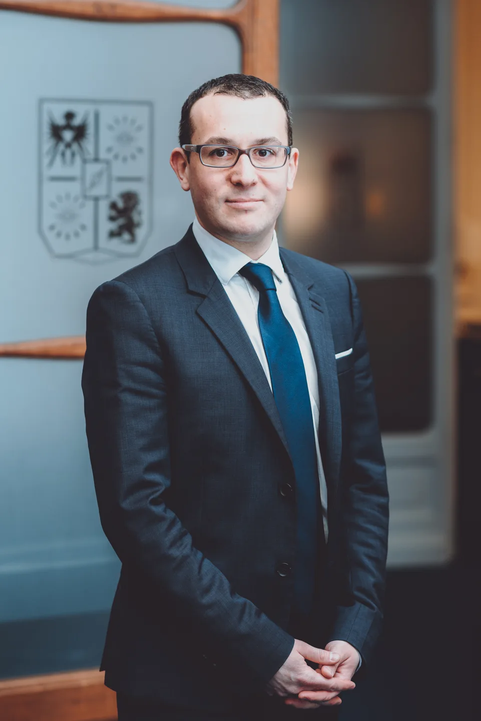 Portrait corporate en extérieur.