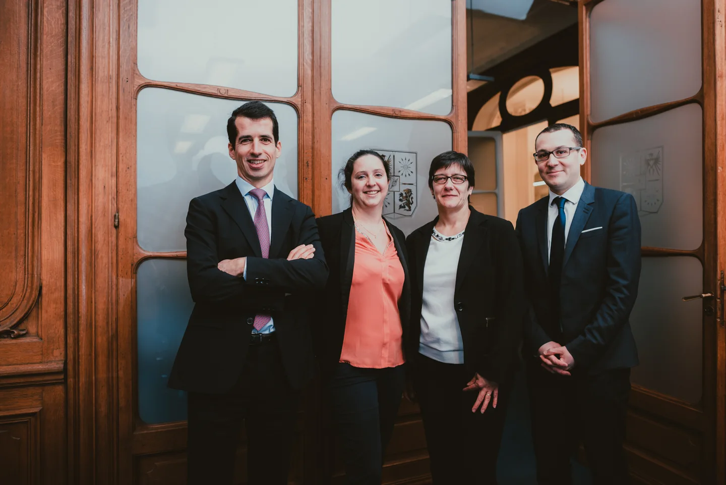 Portrait de l’équipe réunie devant ses locaux.