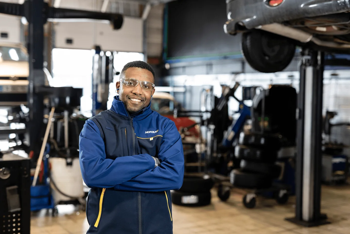 Portrait d’un professionnel dans un atelier automobile.