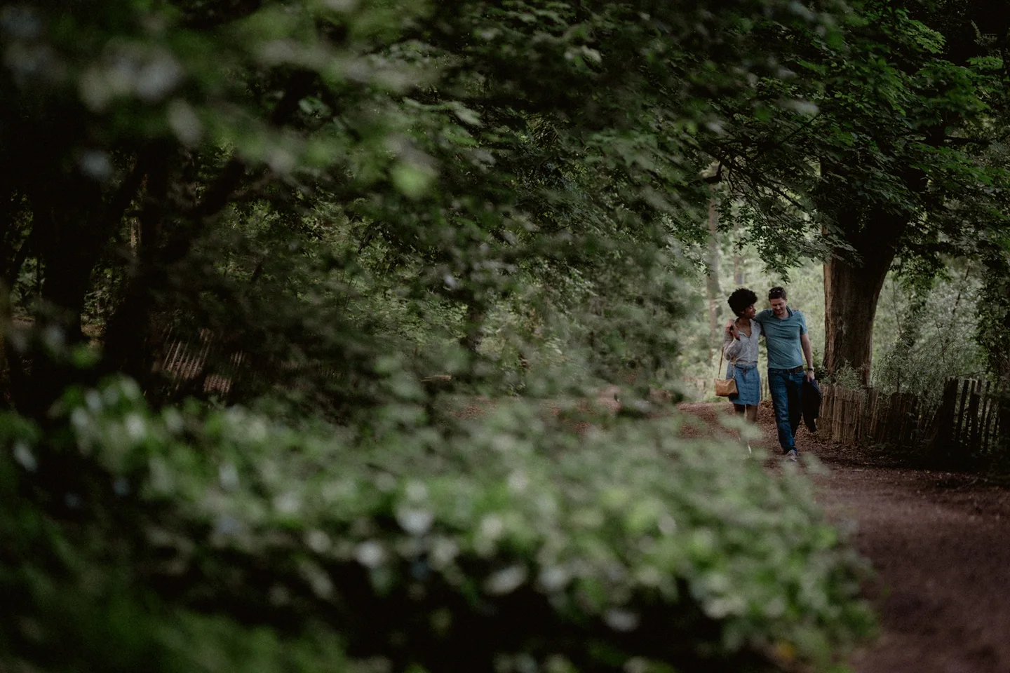 Un couple se retrouve au milieu des arbres.