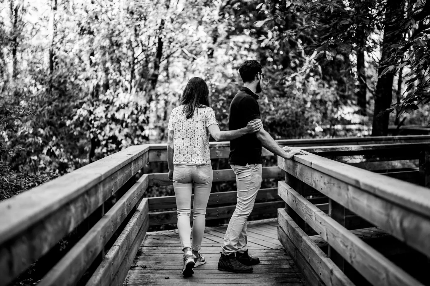 Balade à deux sur une passerelle en bois.