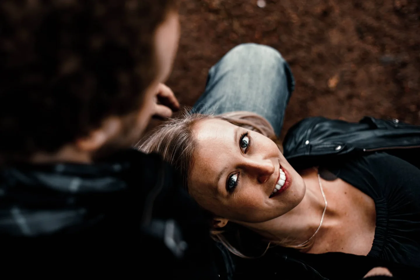 Instant de complicité pendant une séance couple.