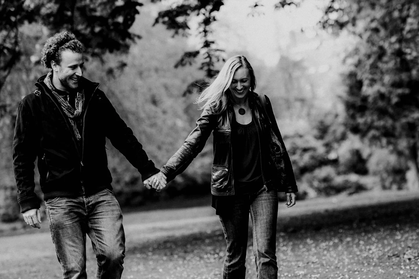 Un couple marche main dans la main.