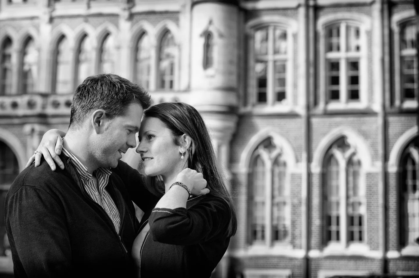 Un baiser au cœur de la ville.