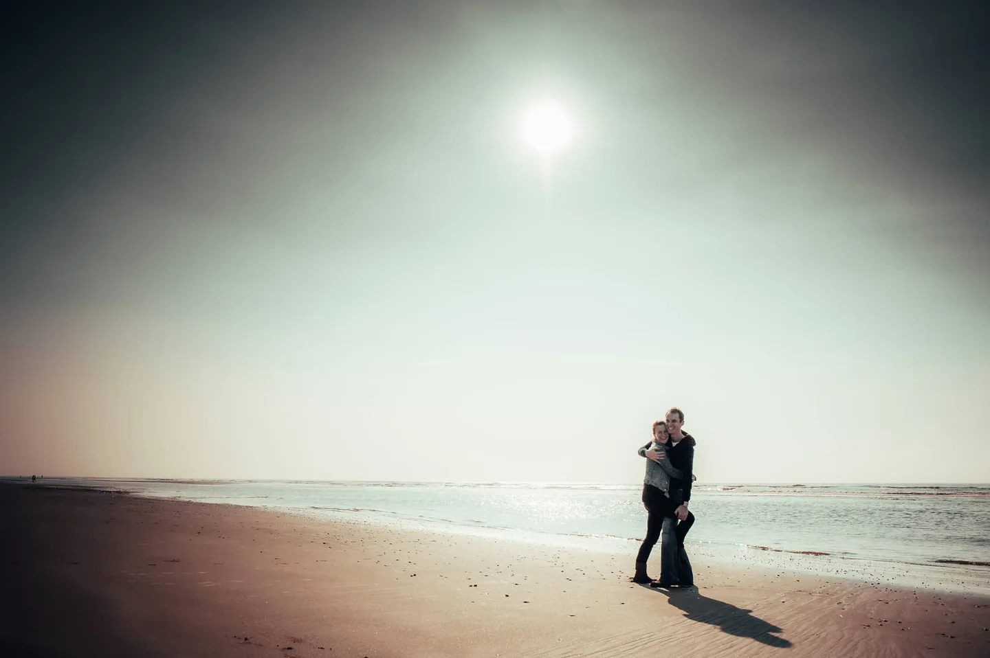 Un couple photographié sur la plage.