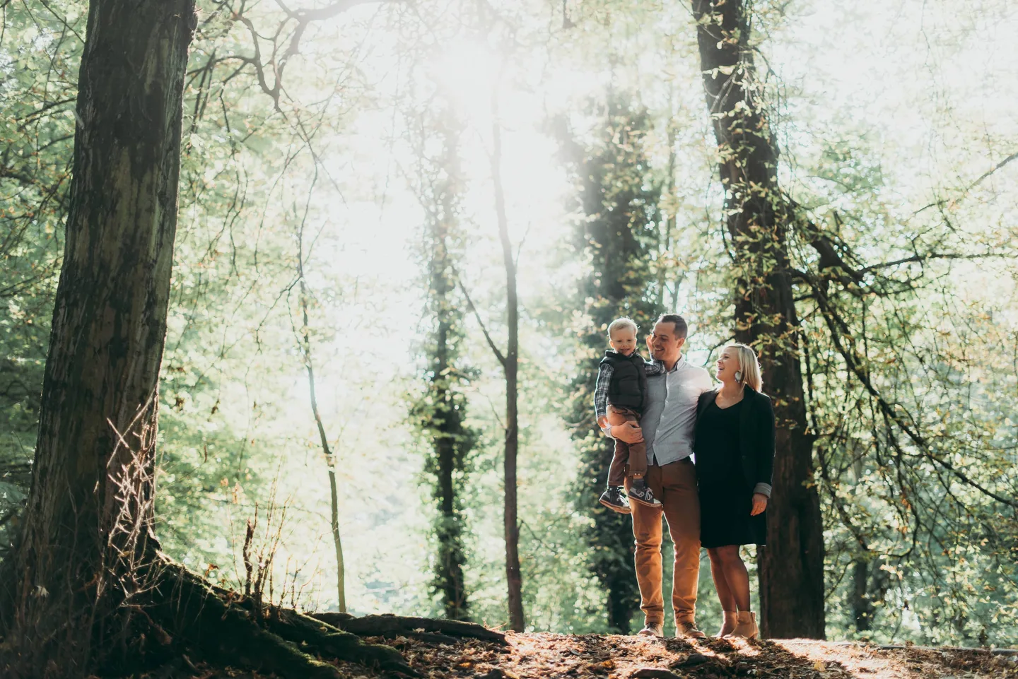 Une famille réunie dans la lumière d’un sous-bois.