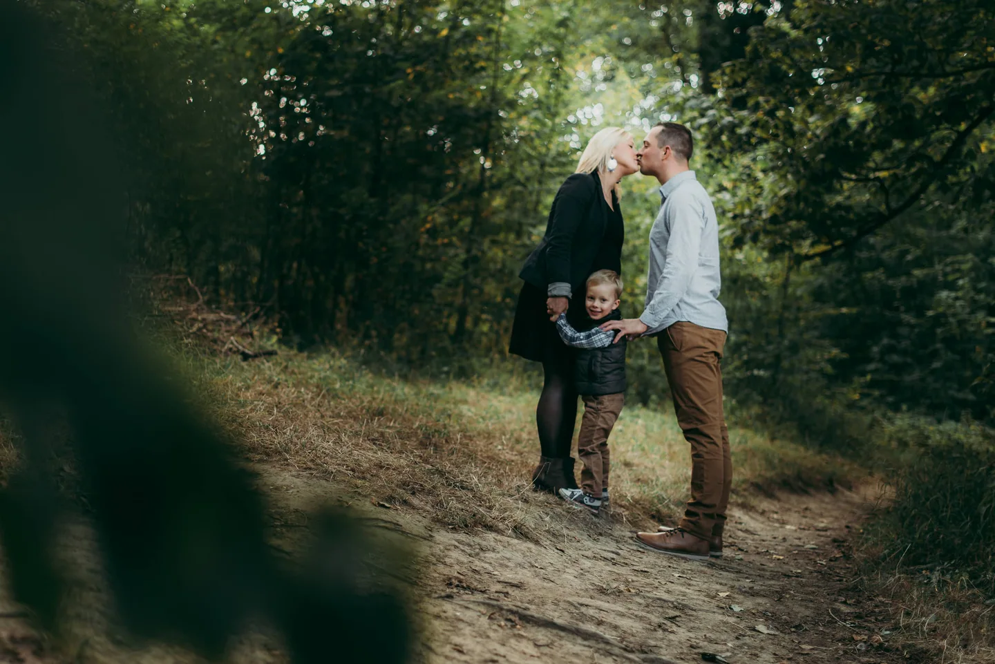 Balade en famille sur un chemin de campagne.