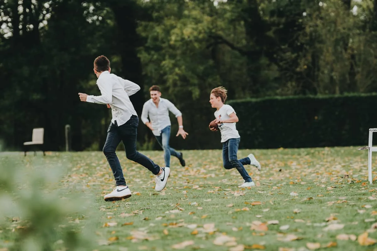Des enfants jouent et courent dans un parc.