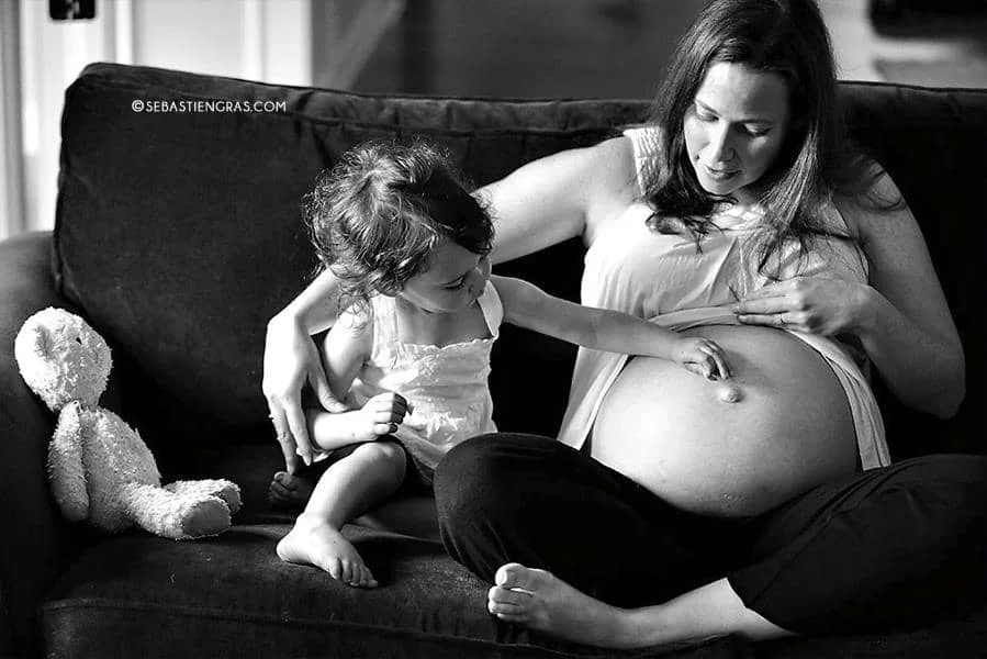 Un moment de tendresse en famille à la maison.