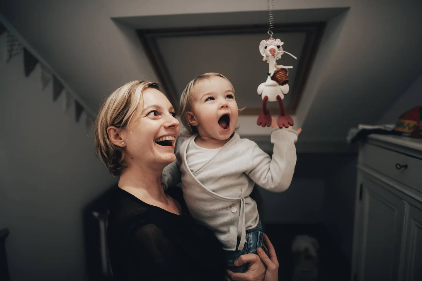 Une mère et son enfant partagent un éclat de rire.