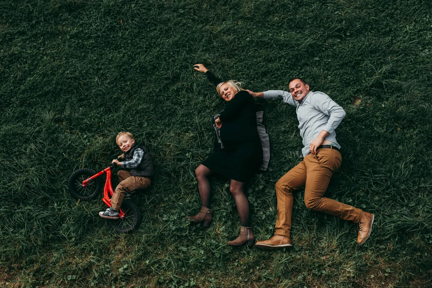 Une famille joue dans l’herbe.
