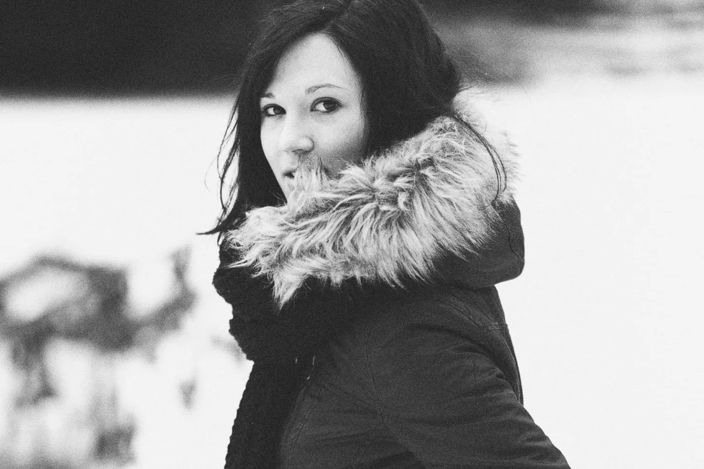 Portrait en noir et blanc en lumière naturelle.