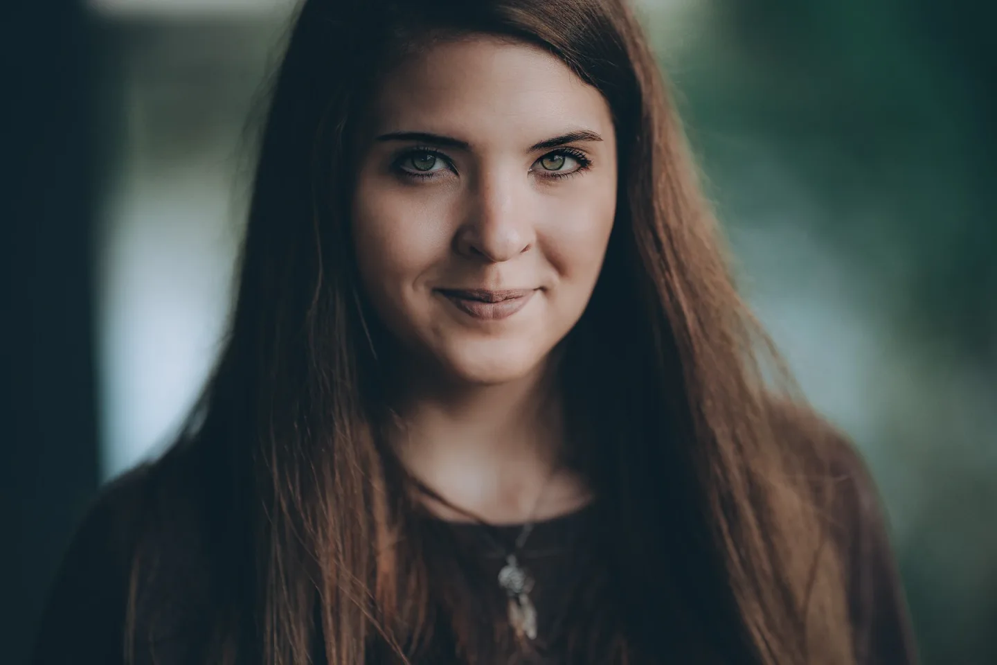 Portrait de femme près d’une fenêtre.