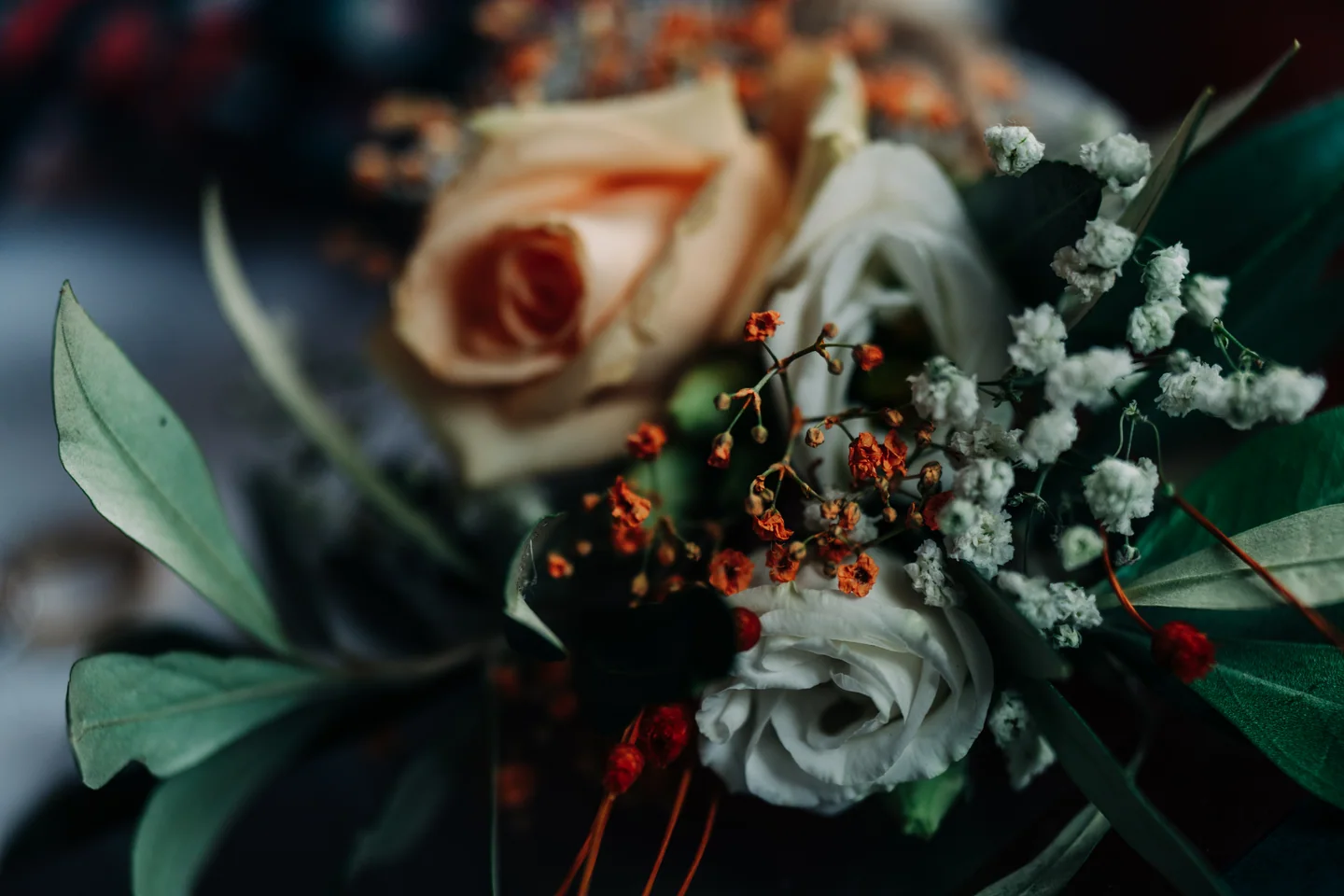 Rose et fleurs blanches dans un bouquet de mariage.