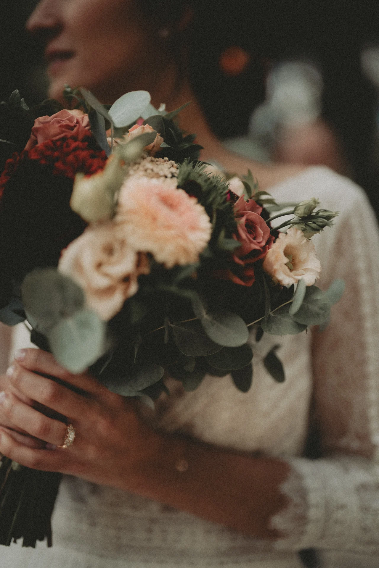 Mariée tenant son bouquet lors de son mariage.